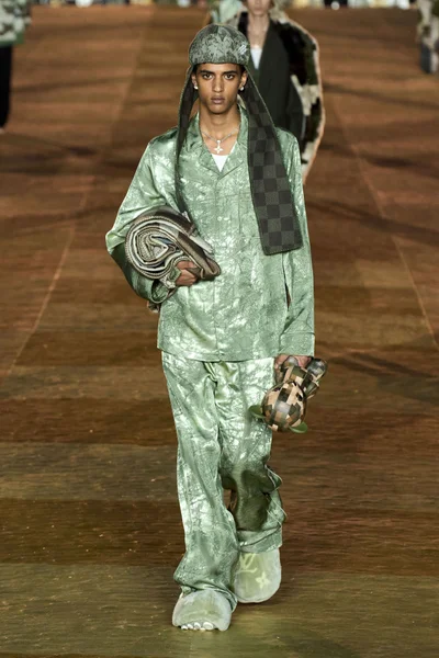 Look 15